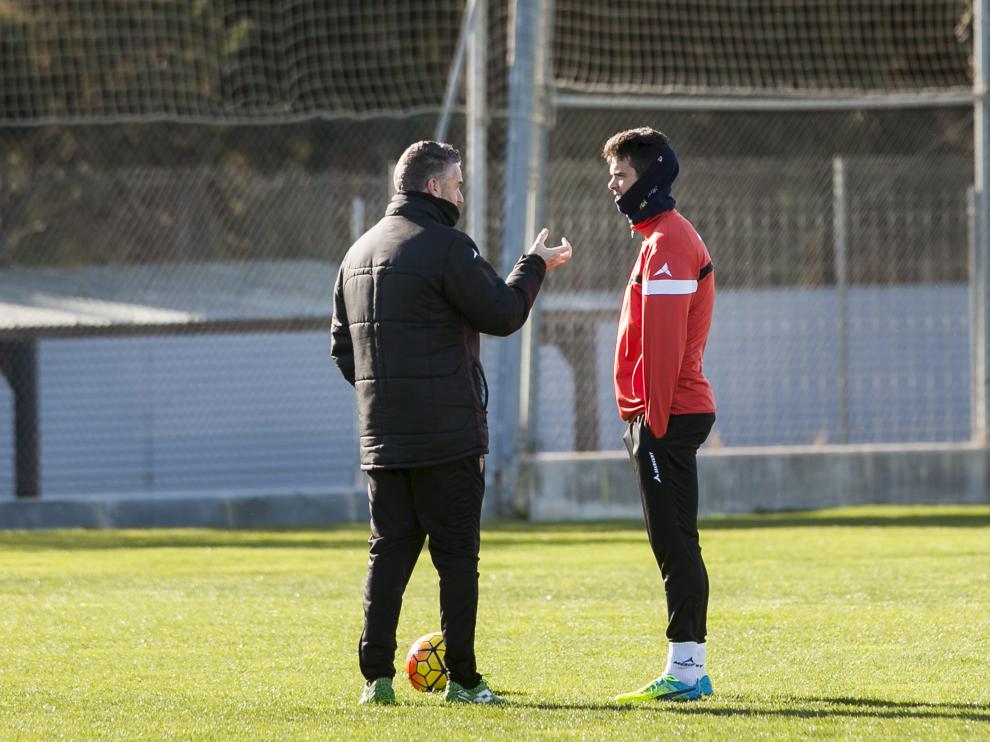 Carreras charla con Morán durante el entrenamiento