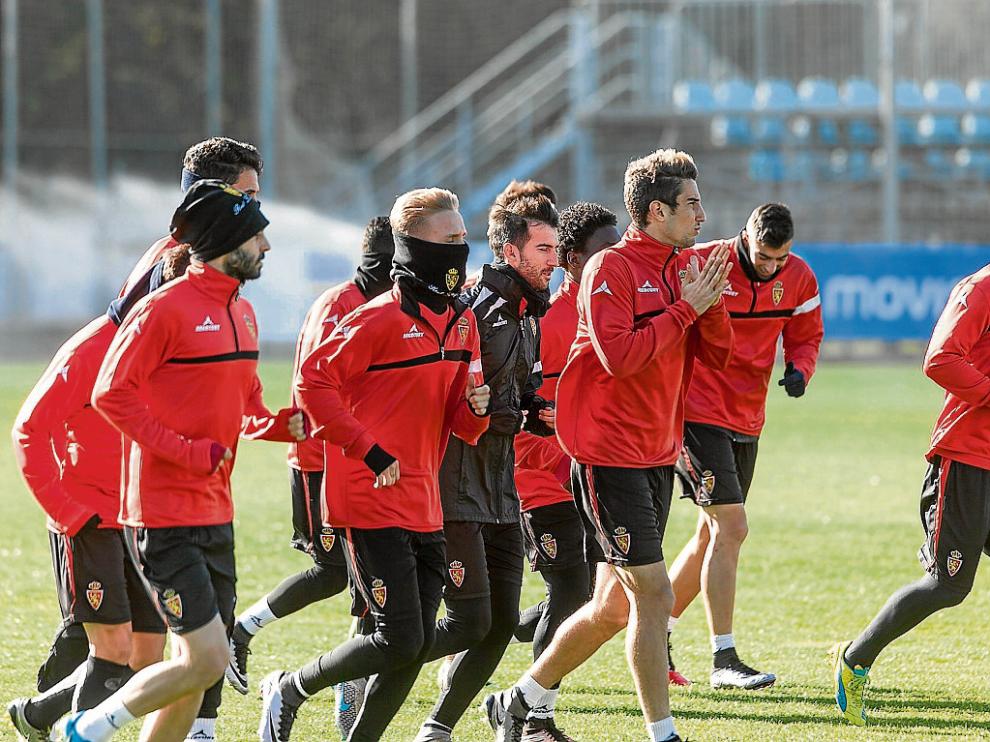 Los futbolistas del Real Zaragoza, en la sesión de entrenamiento de ayer.