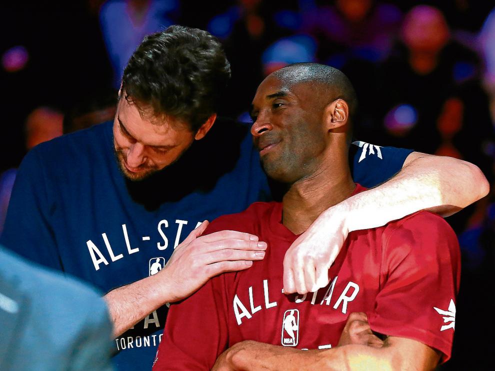 Pau Gasol abraza cariñosamente a Kobe Bryant en el homenaje que se le rindió al segundo en los preámbulos del All Star.