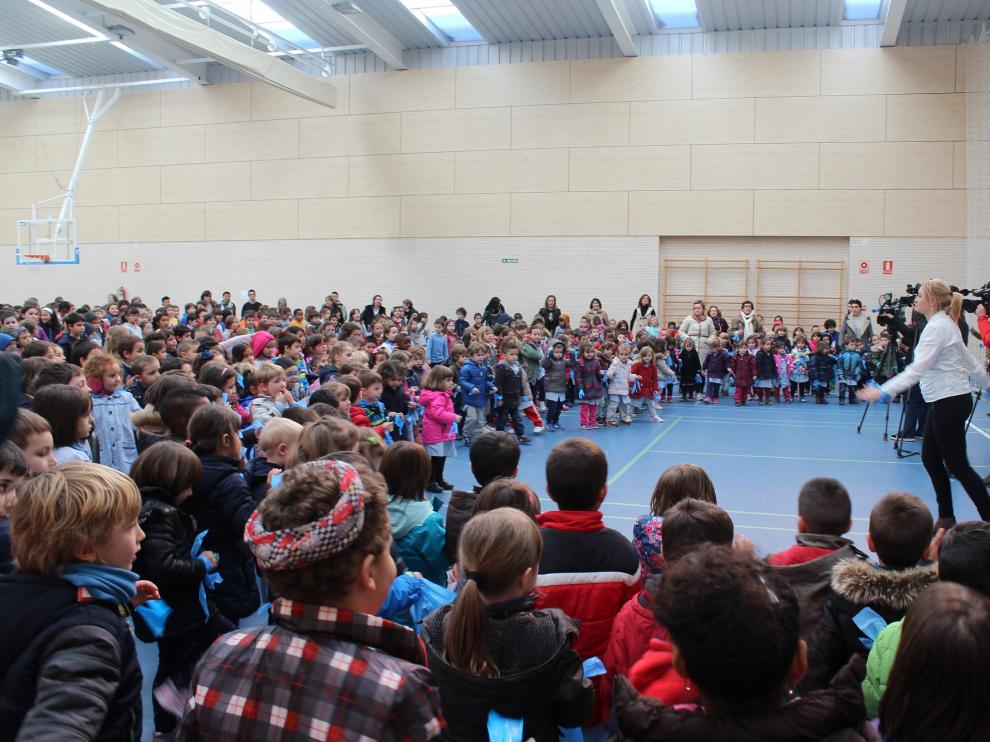Un acto de los alumnos del colegio Miraflores de Zaragoza, en apoyo a los niños con cáncer.