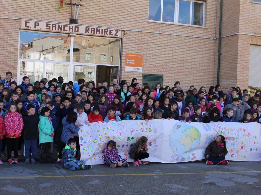 Acto de alumnos del colegio Sancho Ramírez de Huesca con motivo del Día Mundial contra el Cáncer