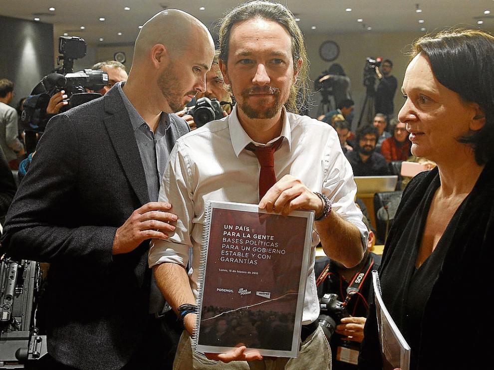 Pablo Iglesias, entre Ignacio Álvarez y Carolina Bescansa, ayer con su propuesta de pacto.