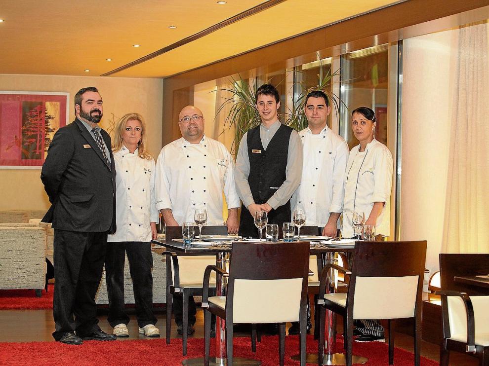 El chef Darío Bueno, en el centro, con el equipo del restaurante del hotel Abba de Huesca.
