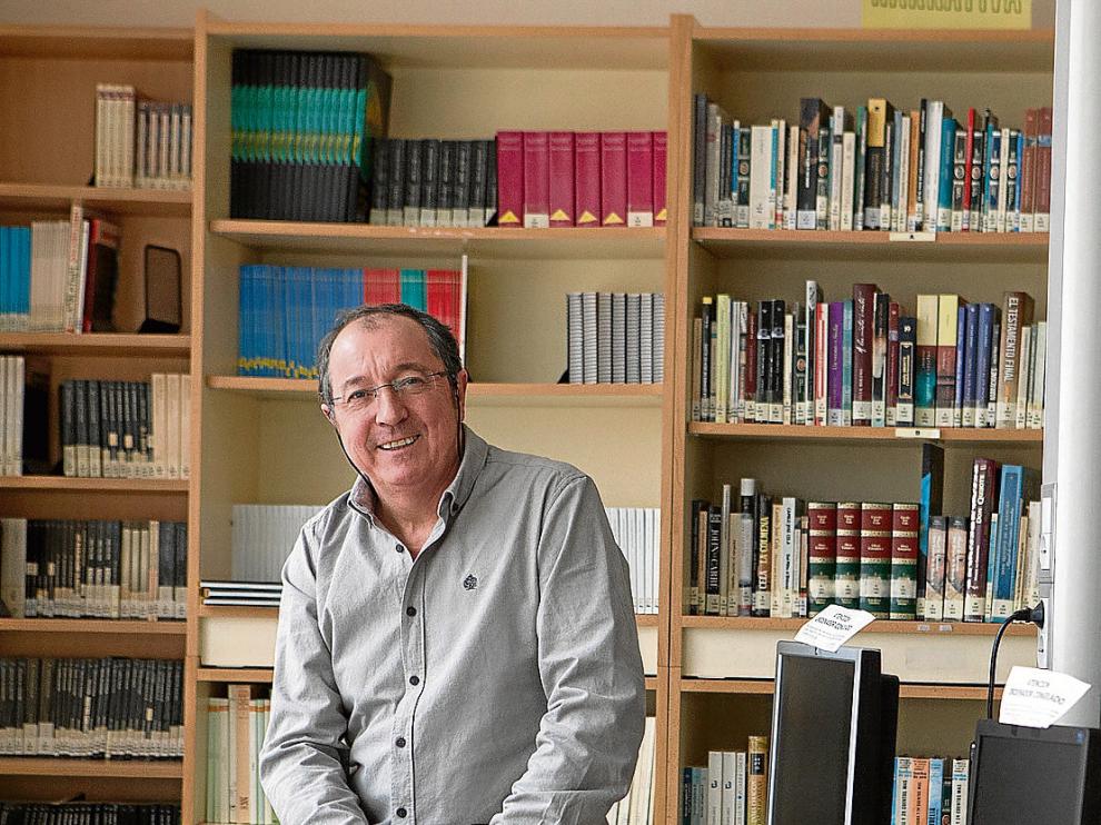 Agustín Sanz Vituri, en la biblioteca del CPEPA Isabel de Segura en Teruel.