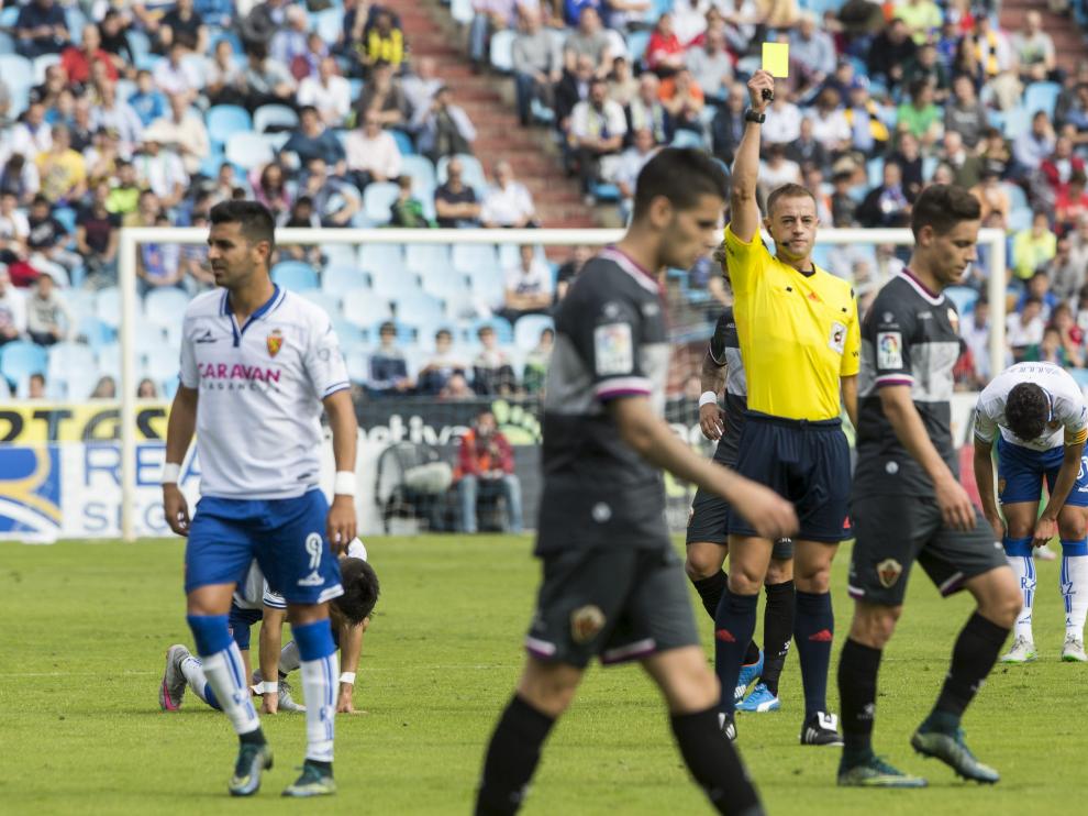 Eiriz Mata, en su estreno en La Romareda en el Real Zaragoza-Elche, muestra enérgicamente una tarjeta amarilla a un jugador ilicitano.