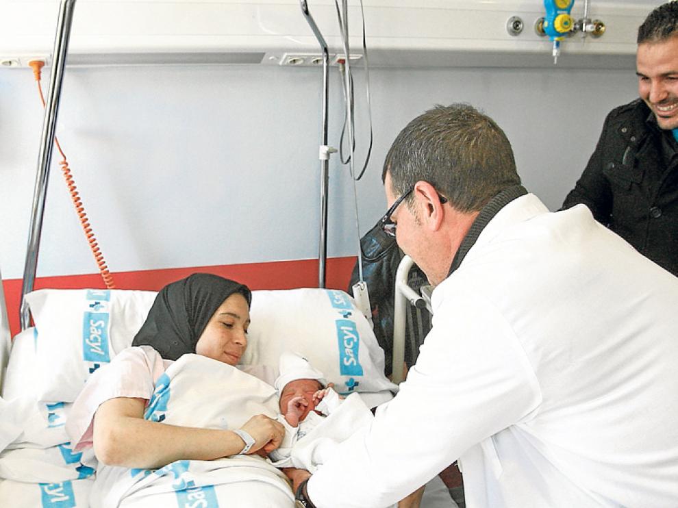 Nizar, de padres marroquíes, fue el primer bebé nacido en Soria durante este años 2016.