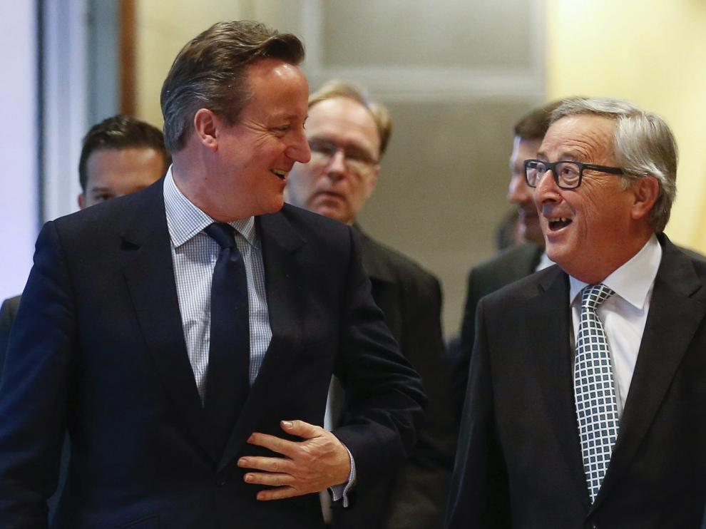 Cameron junto a Jean-Claude Juncker.
