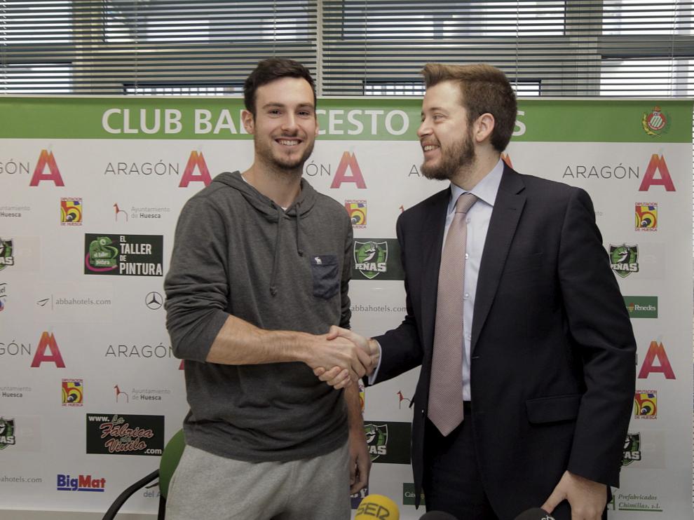 El base Lluis Costa con el presidente del Peñas, Antonio Orús.