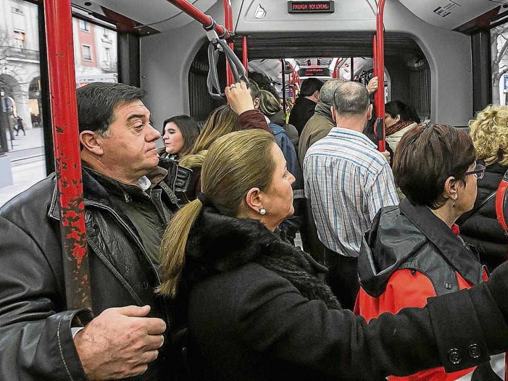 Los autobuses como el de la línea 35 en la imagen viajan completamente llenos durante el horario de la huelga.