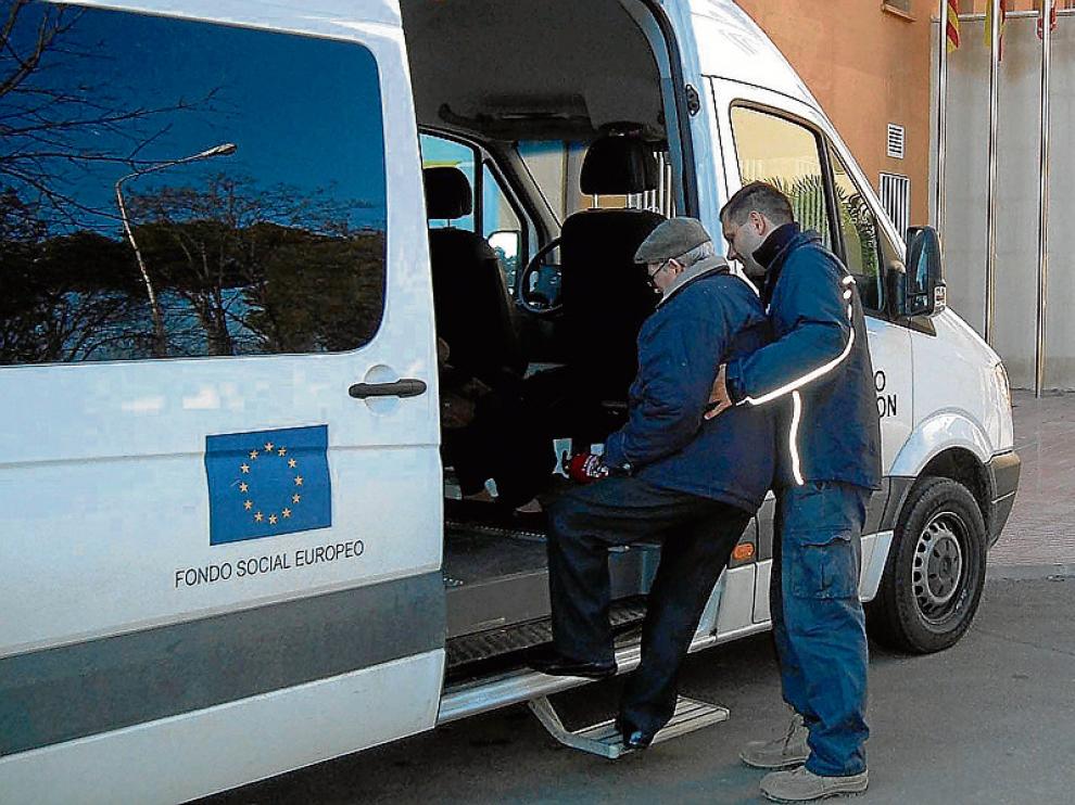 El transporte social adaptado es una de las competencias que prestan las comarcas.