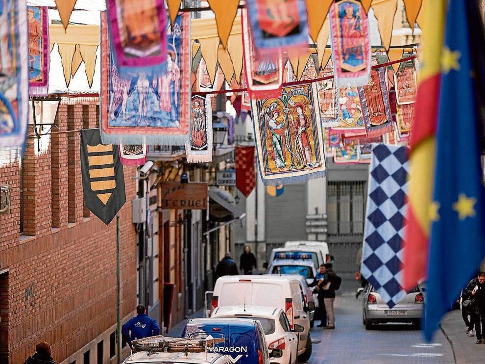 Numerosos pendones y estandartes ya decoran las calles del Casco Histórico de Teruel.