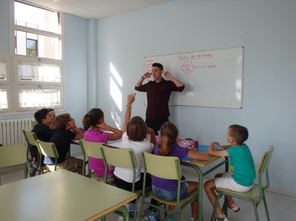 Un profesor da clase.