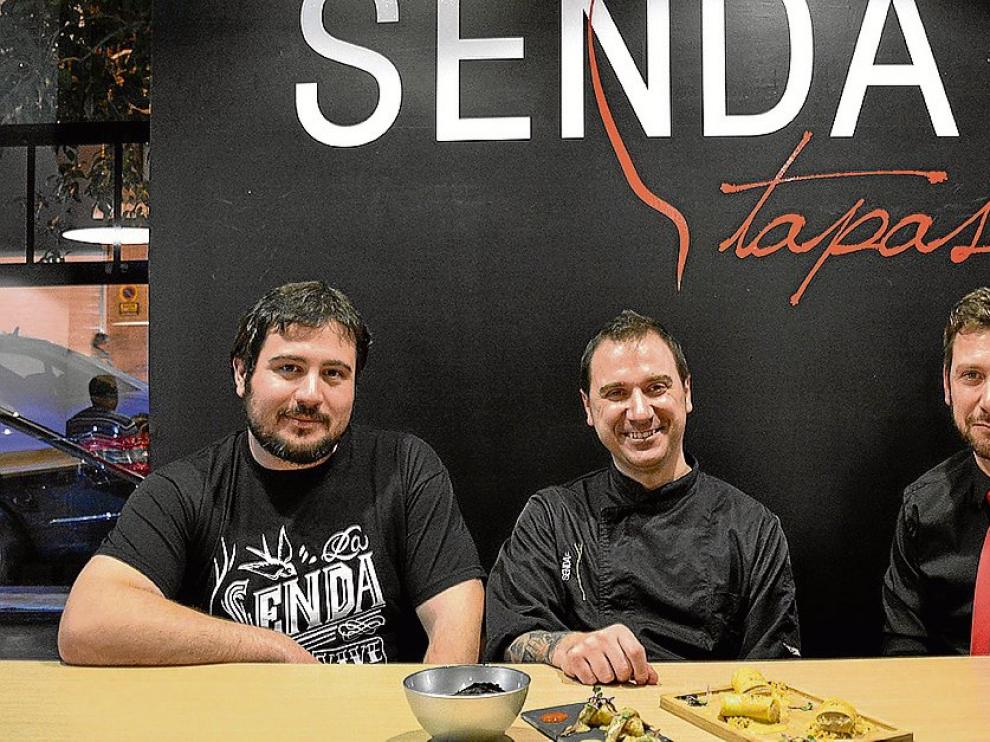 Hermenegildo Mateo, David Baldrich y Óscar Baldrich, en La Senda Tapas el día de la apertura.