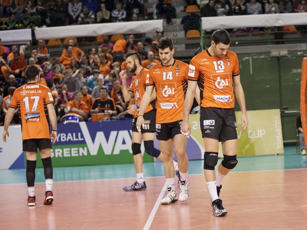 Los jugadores del Cai Teruel en la cancha de Los planos.