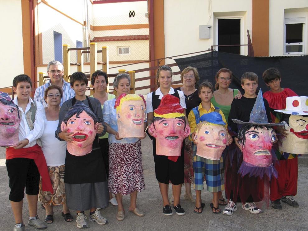 El artista Fernando Alvira, con participantes en los talleres de creación de los cabezudos.