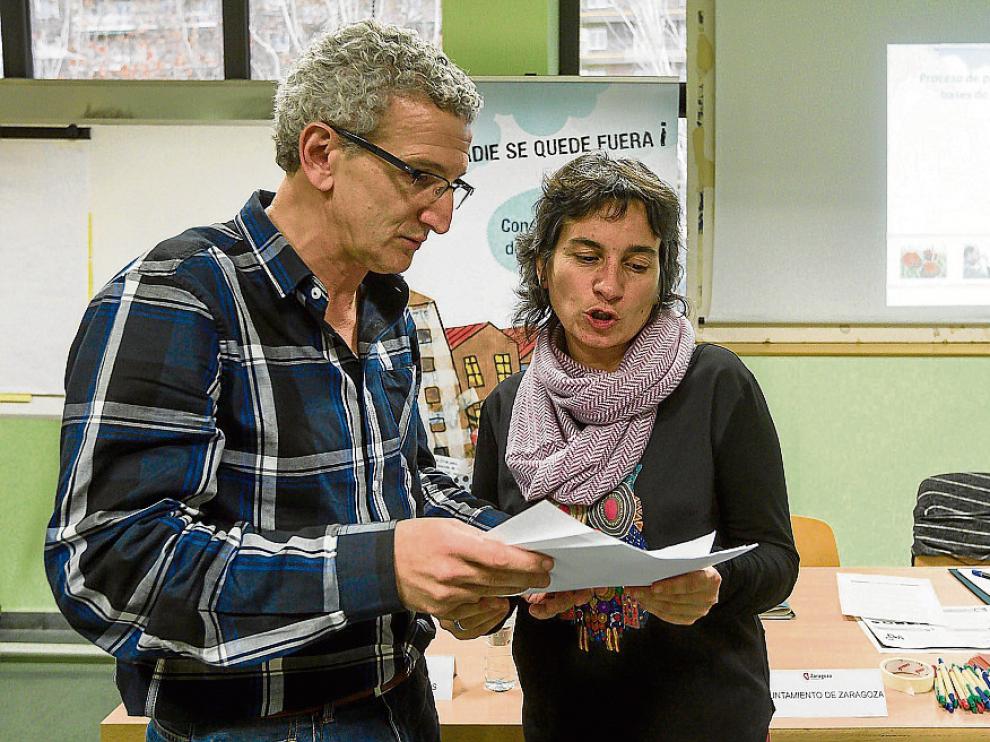 La concejal de Derechos Sociales, Luisa Broto, junto a su coordinador, Nacho Celaya.