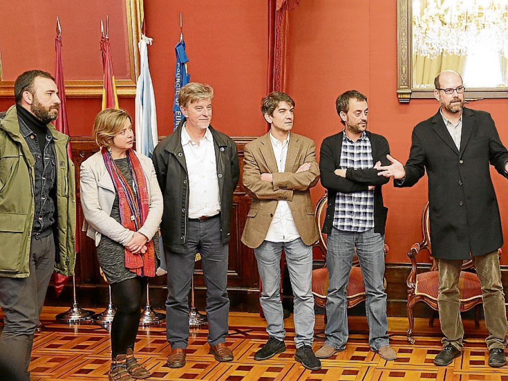Santisteve tercero por la izquierda, durante la recepción el pasado noviembre en Santiago.