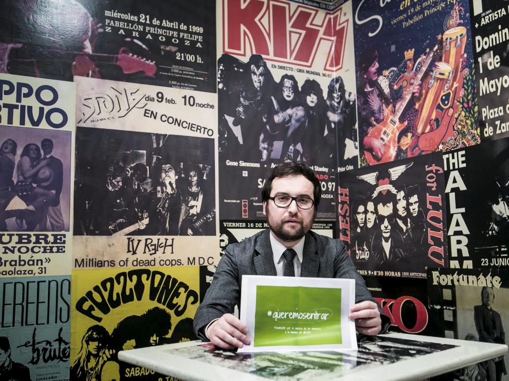 Ignacio Pascual, rodeado de carteles de conciertos, en el Linacero Café de Zaragoza