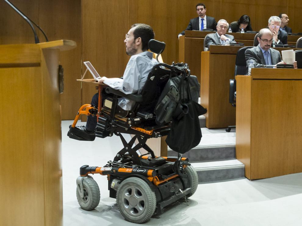 Pablo Echenique, ayer, con Lambán al fondo, mientras se dirigía a la tribuna de las Cortes.