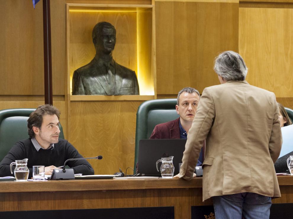 El concejal de Economía, Fernando Rivarés, dialoga con el edil popular Jorge Azcón.