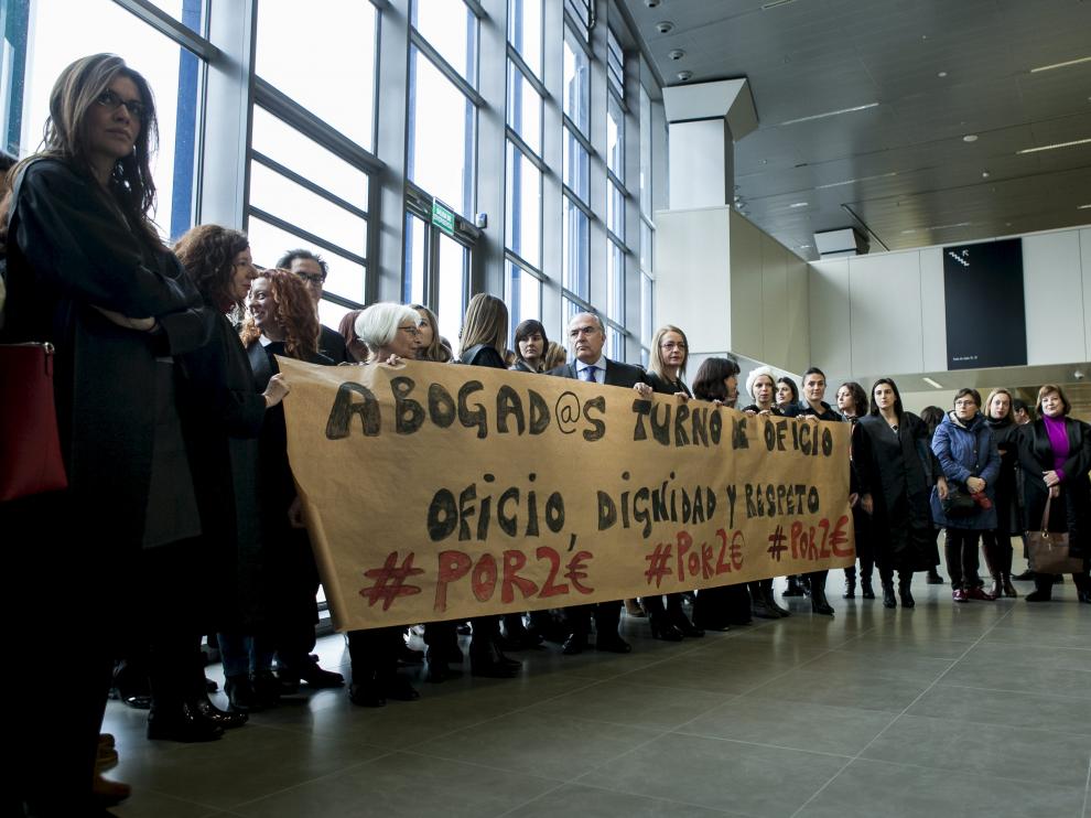 Los letrados zaragozanos se concentraron en los pasillos de la Ciudad de la Justicia.
