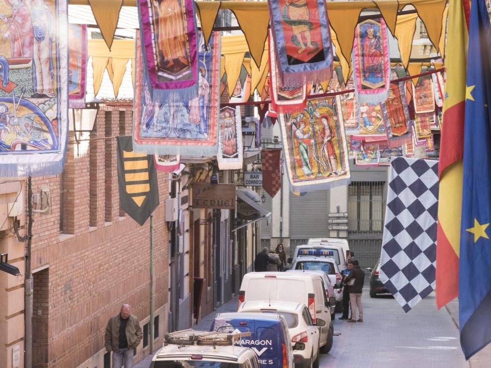 La calles de Teruel ya lucen decoradas con banderas.