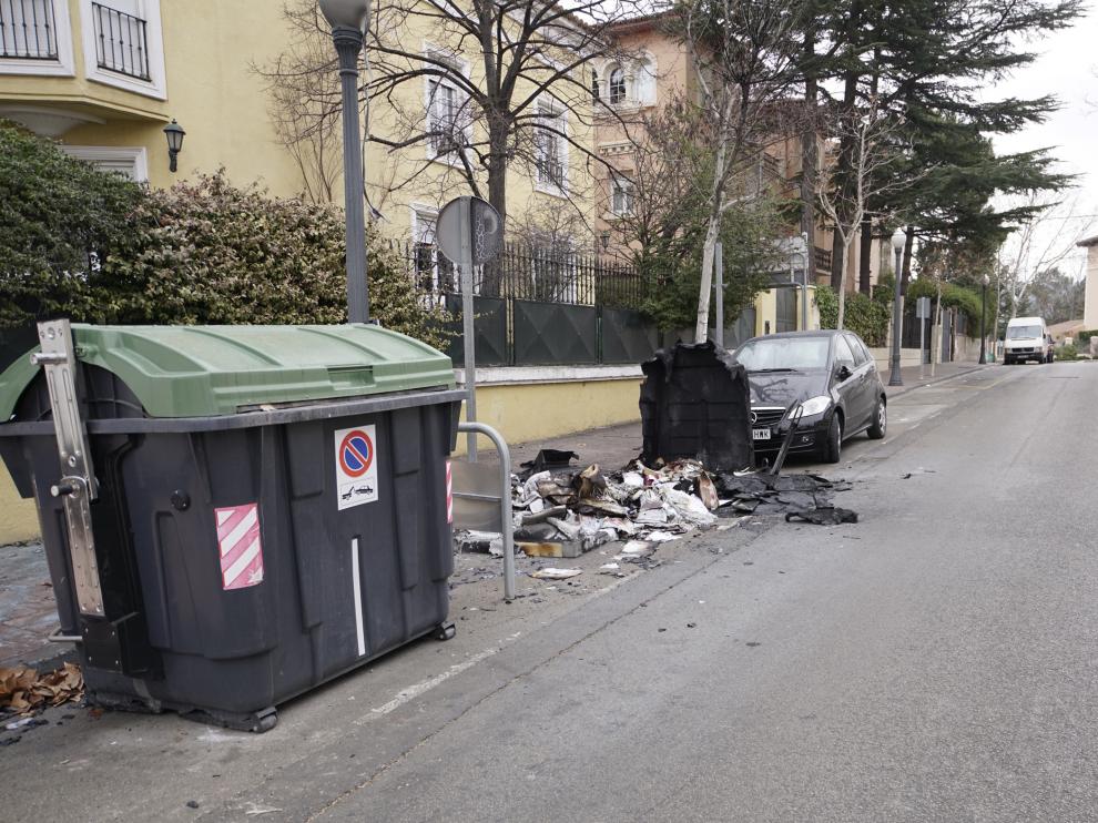 Operarios de los servicios municipales trabajaban para eliminar del suelo el material plástico.
