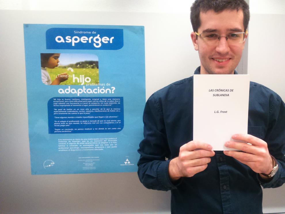 Lucas con su libro.