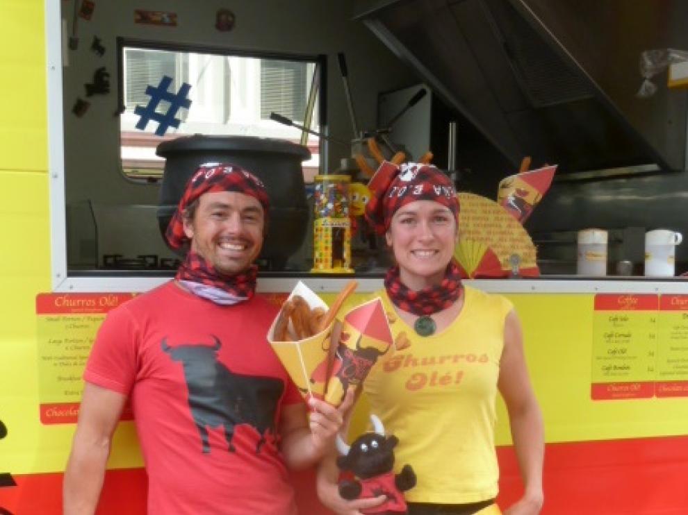 Irene y Matt, en su puesto itinerante de churros en Nueva Zelanda.