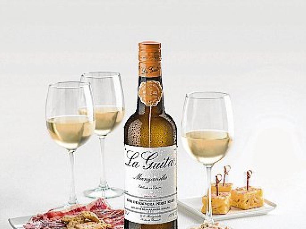 El kit incluye jamón, quesos, aceitunas, embutidos y conservas variadas.