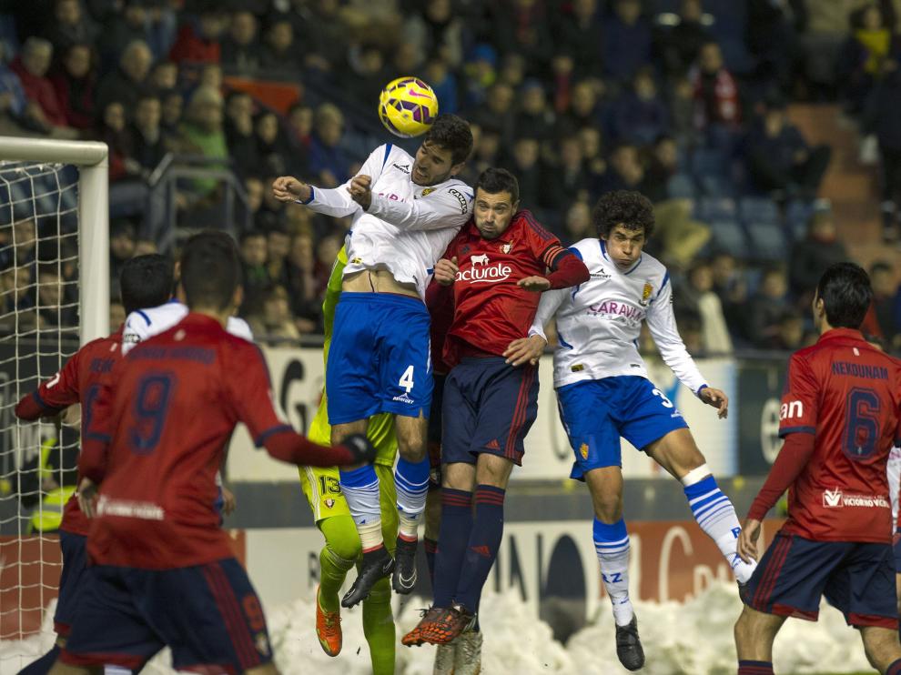 Cabrera y Vallejo defienden un córner en el último partido del Real Zaragoza en Pamplona