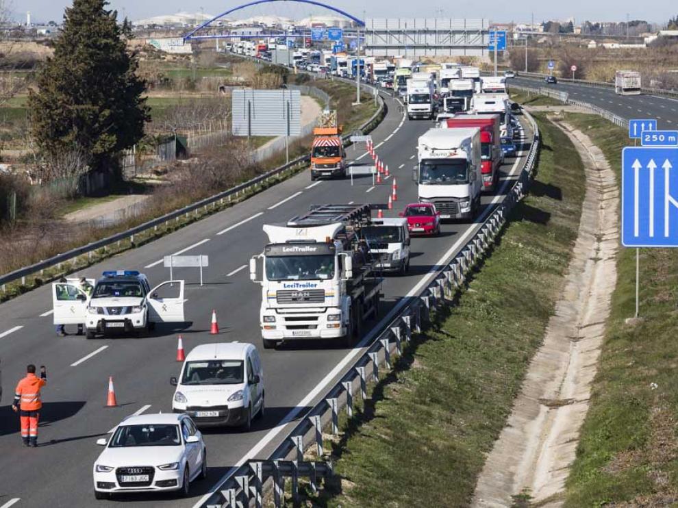 Un accidente de trafico en la A-68, provoca grandes retenciones.