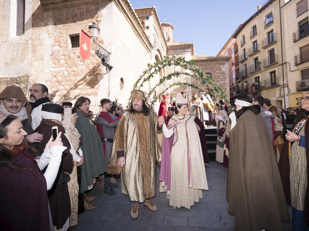 Pedro de Azagra e Isabel de Segura, tras la escenificación de la boda ante la Catedral.