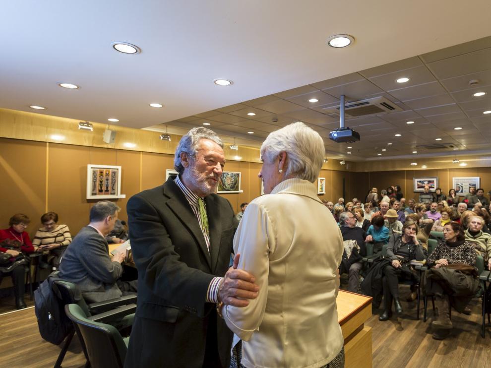 Luis del Val saluda a una seguidora en la presentación del libro.