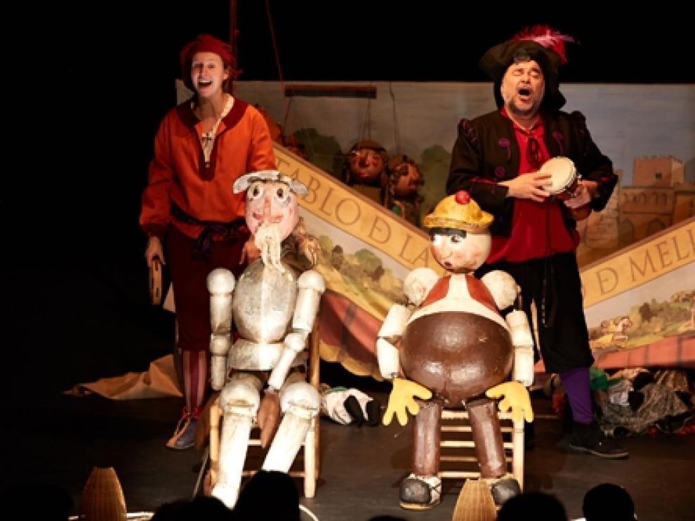 La obra se centran en la figura de Maese Pedro, titiritero inmortalizado por Cervantes.