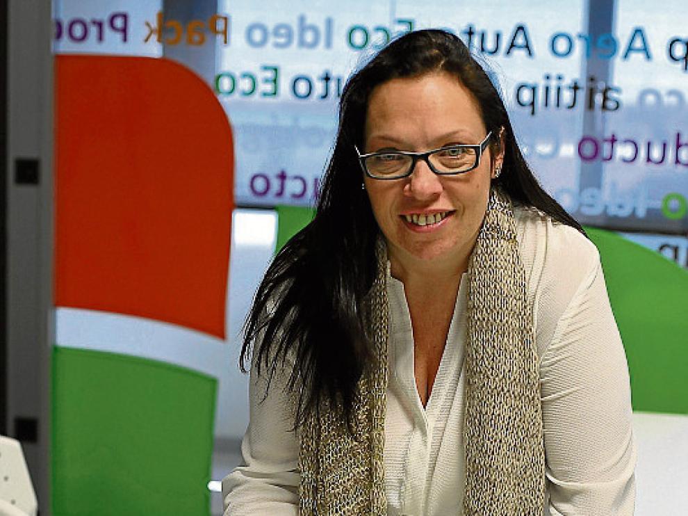 Berta Gonzalvo, coordinadora del proyecto europeo, con los prototipos de bioplástico en la sede de Aitiip Centro Tecnológico de Zaragoza.