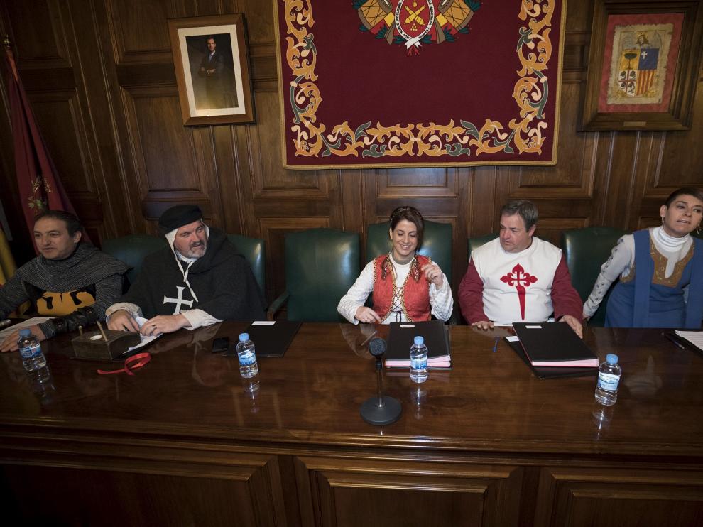 La alcaldesa Emma Bujen el centro, con varios concejales también vestidos de época.
