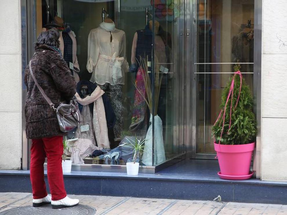 Los escaparates empiezan a lucir prendas de primavera.