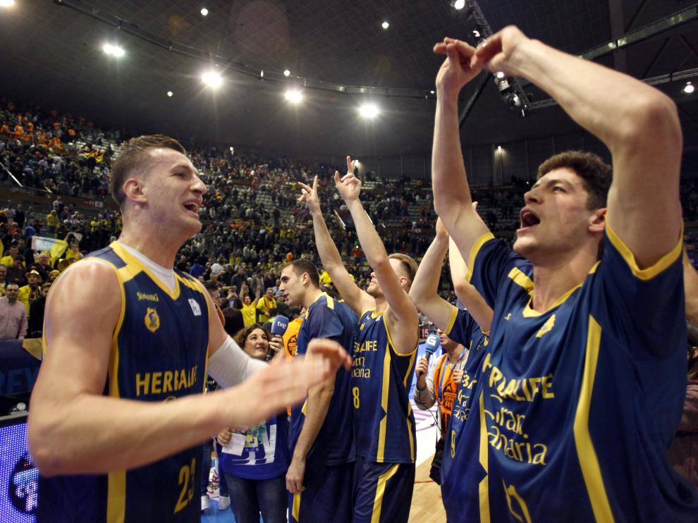 Jugadores del Herbalife Gran Canaria celebran el triunfo.