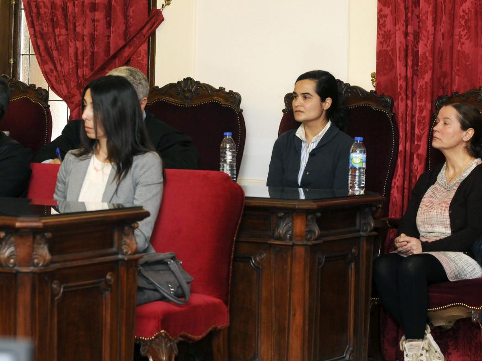 Las tres acusadas, Monserrat González (d), autora confesa de crimen de la presidenta de la Diputación de León, Isabel Carrasco, su hija, Triana Martínez (2d), y la policía local Raquel Gago (i), en la lectura del veredicto.