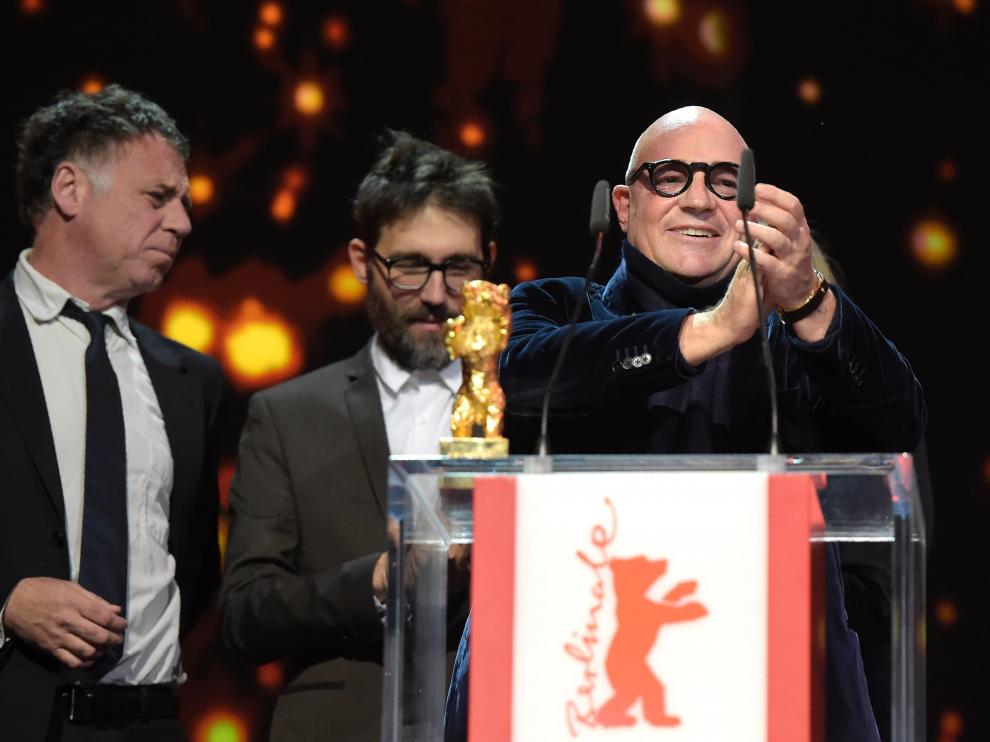 Gianfranco Rosi al recoger el Oso de Oro.