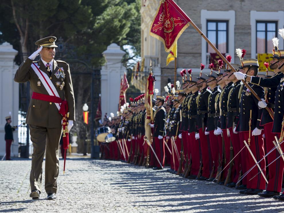 El general Jerónimo de Gregorio pasa revista a los cadetes de la Academia en su despedida.