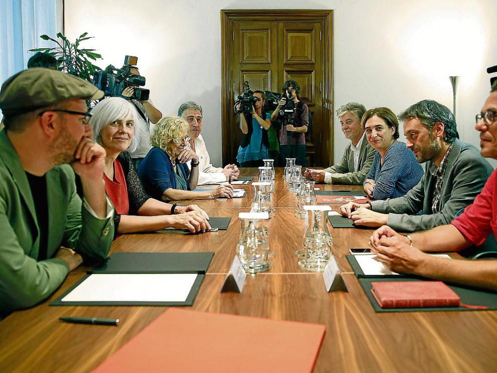 En la imagen, tomada el pasado 4 de septiembre en el Ayuntamiento de Barcelona, se ve a los ocho autodenominados alcaldes 'del cambio', entre ellos Pedro Santisteve (al fondo, a la derecha), junto a Ada Colau, anfitriona del encuentro.