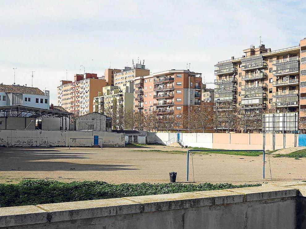 El solar, con el colegio al fondo. A la derecha, tras el muro, queda la avenida de Cataluña.