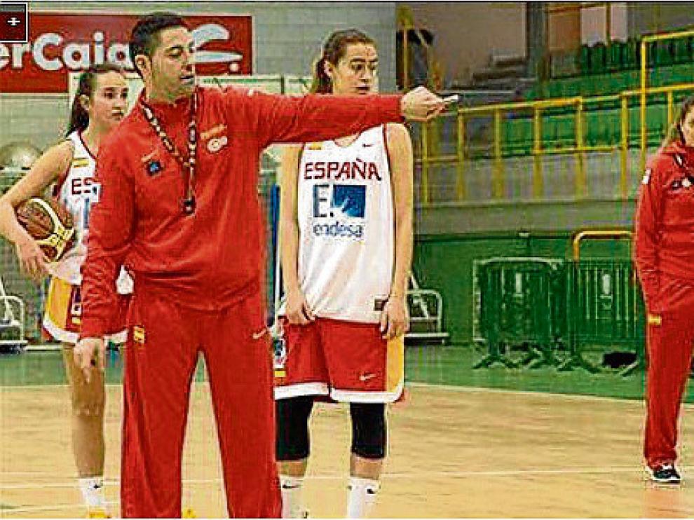 Víctor Lapeña da instrucciones en la concentración de la U17 celebrada en Zaragoza en diciembre.