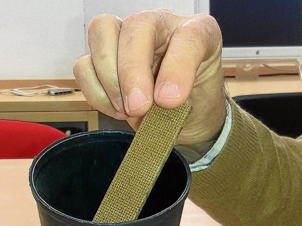 Las ovitrampas son vasos que se colocan con agua y con una tabla porosa húmeda.