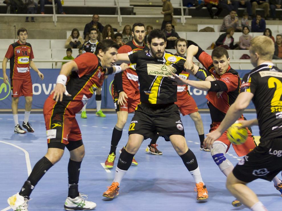 Los jugadores del Bada Huesca defienden durante una jugada del partido.
