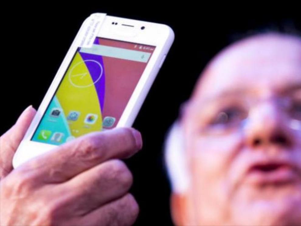 Presentación en La India del teléfono inteligente Freedom 251, el más barato del mundo.