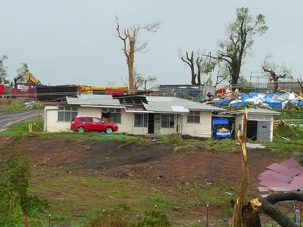 Construcciones y árboles derrumbados a causa del ciclón 'Winston'.