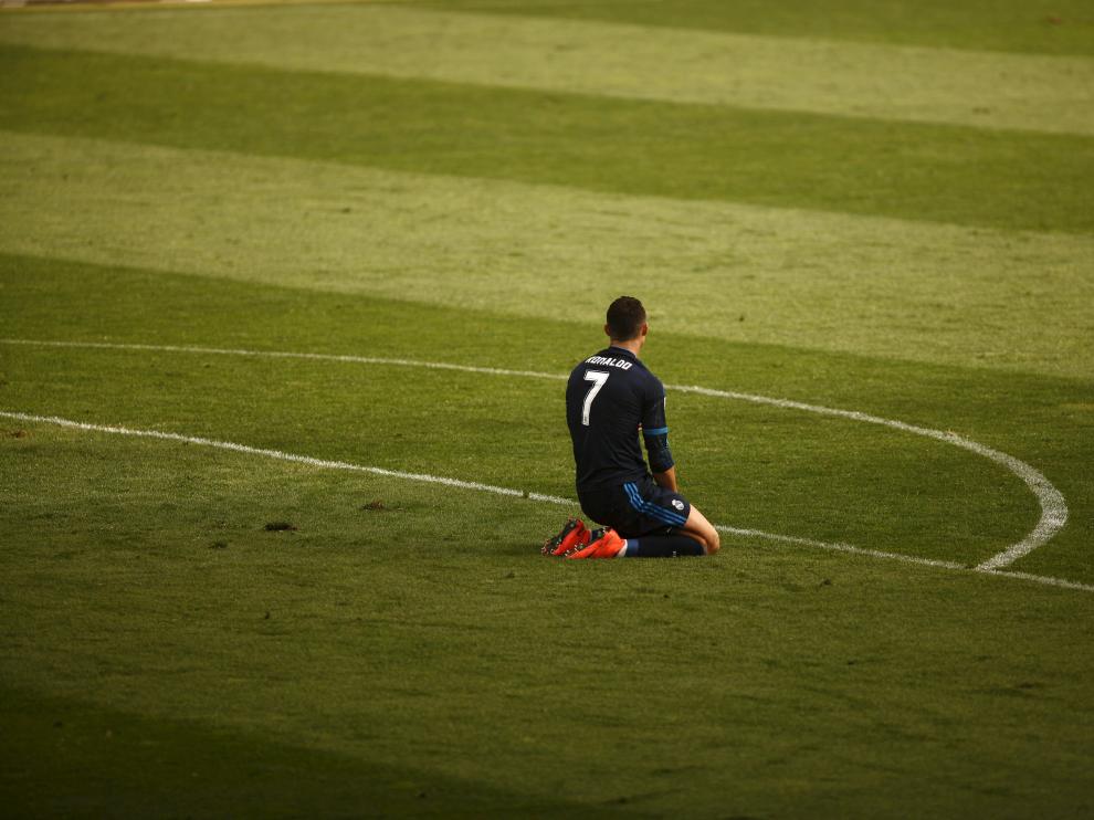 Cristiano Ronaldo se lamenta sobre el césped de La Rosaleda.